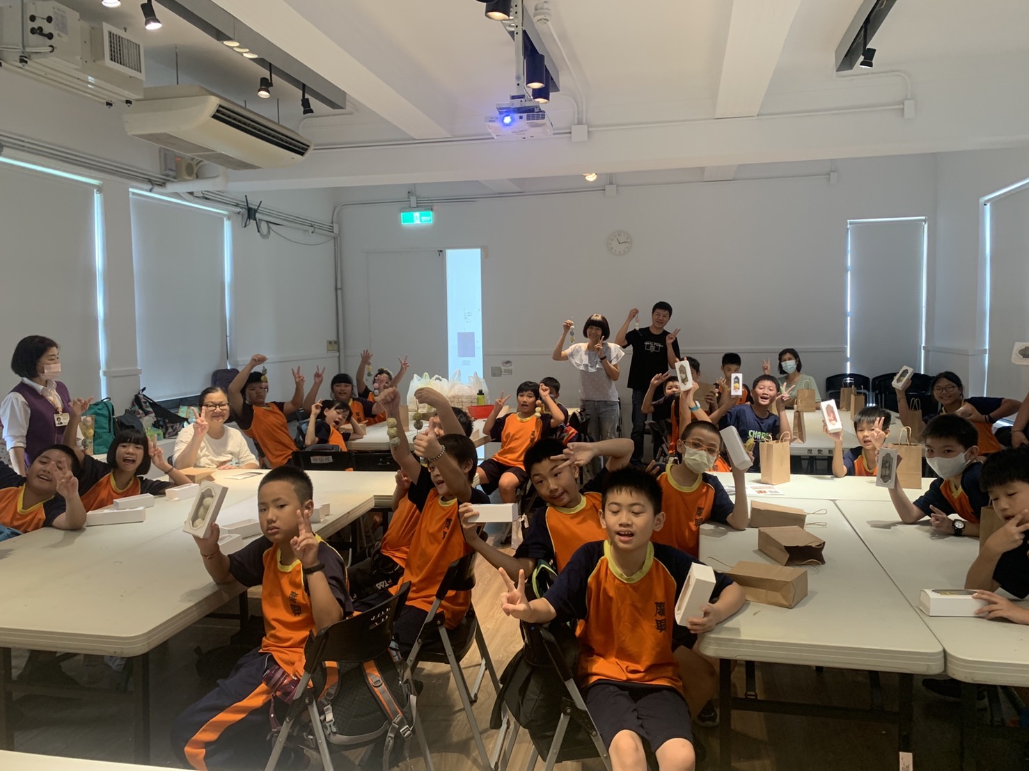 08_參觀新竹241藝術空間，脫下鞋子入展間與作品互動